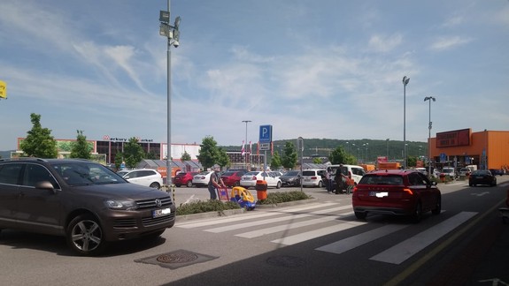 FOTO: Do novootvorených obchodov prúdili v sobotu davy ľudí