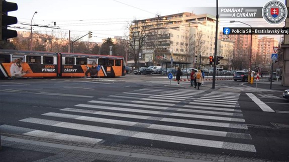 Nehoda na priechode: Zranenia neutrpeli nezodpovední chodci, ale cestujúca v trolejbuse
