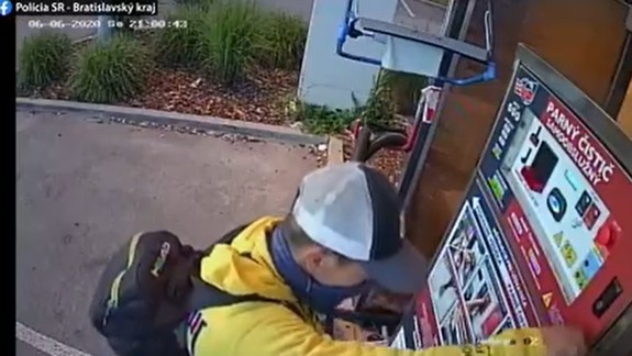 VIDEO: Nepoznáte tohto muža? Vylomil parný čistič a vzal z neho celú hotovosť....