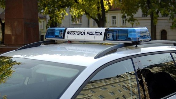 Mestskí policajti ratovali zranenú dôchodkyňu