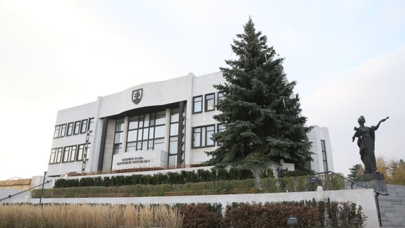 K Dankovmu stožiaru už pribudol pred parlamentom aj vianočný stromček: Páči sa vám?