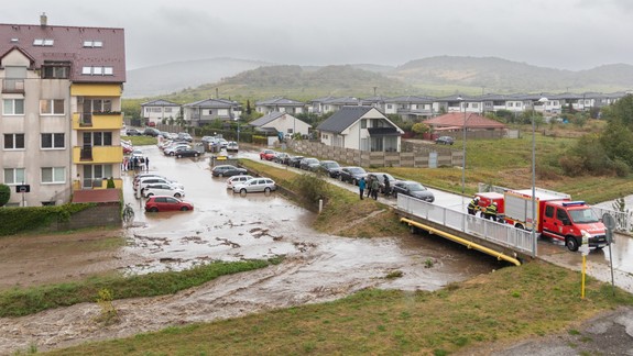 Pezinok vyhlásil tretí stupeň povodňovej aktivity, zaplavilo bytový dom