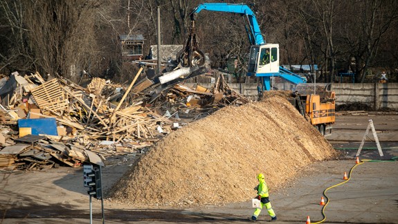 Na vlastné oči: Navštívili sme firmu, ktorá spracúva drevný odpad v Bratislave. Čelí kritike právom?