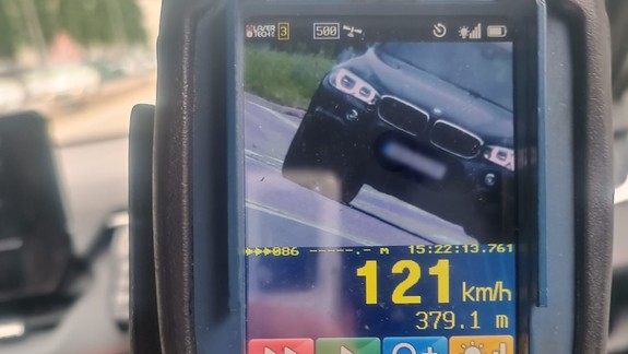 Vodič BMW uháňal po Dolnozemskej v Petržalke rýchlosťou 121 km/h