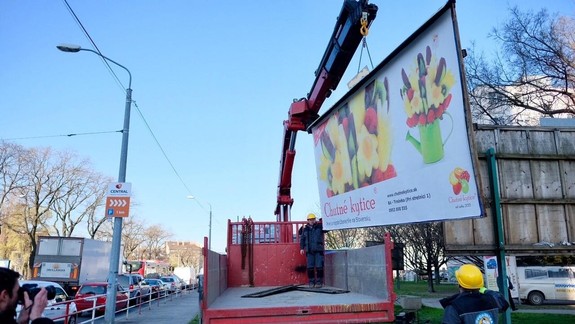 Z bratislavských ulíc zmizne ďalších 100 nelegálnych reklamných stavieb