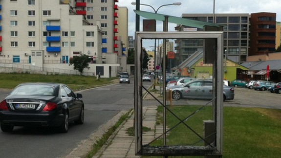 Nefunkčnú a rozbitú telefónnu búdku neodstránili