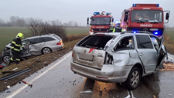 Vážna nehoda: Cestu medzi obcami Zohor a Vysoká pri Morave pre čelnú zrážku dvoch áut uzavreli