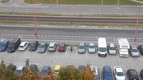 FOTO: Parkuje táto motorka v Dúbravke správne alebo zbytočne zaberá miesto pre auto?