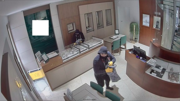 FOTO: Polícia má fotografie mužov, ktorí vykradli klenotníctvo v centre mesta. Možno niektorého z nich spoznáte...