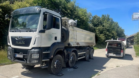 Vodič jazdil preťažený a s nezabezpečeným nákladom po Botanickej ulici