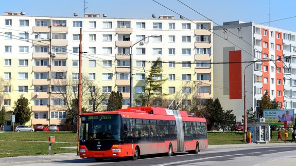 Pre poškodené trakčné vedenie pre trolejbusy jazdia niektoré linky MHD odklonom
