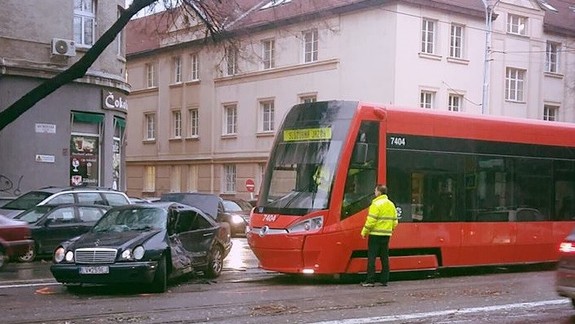FOTO: Vodič električky prehovoril o nehode na Vajnorskej, pri ktorej zramoval mercedes s dvoma pasažiermi