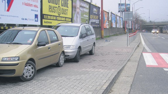 Na zastávke vodiči parkujú priamo na chodníku