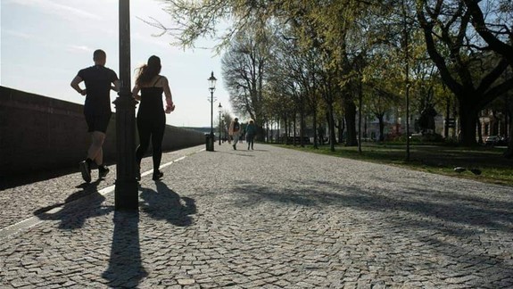 Krajšie Staré Mesto: Na Vajanského nábreží osádzajú na chodník žulovú dlažbu