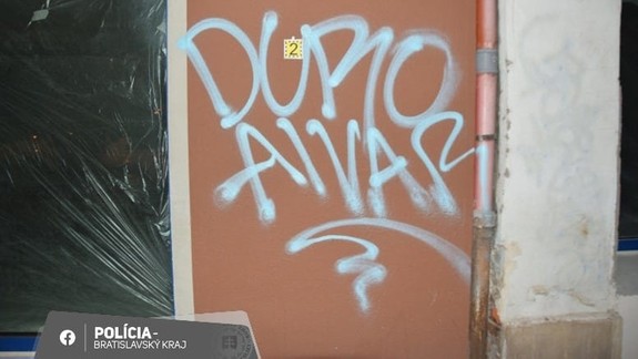 Dvaja mladíci počmárali fasádu domu na Grösslingovej, vypátrali ich policajti