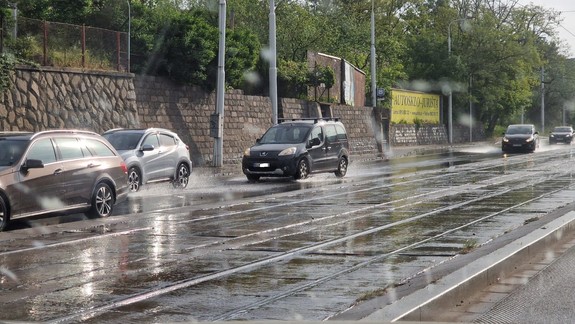 Vodičov na Botanickej ráno prekvapili prúdy valiacej sa vody