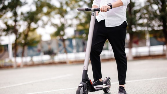 Pre jazdu na elektrických kolobežkách budú platiť nové pravidlá