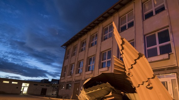 FOTO: V Lamači strhlo časť strechy z budovy školy na Borinskej