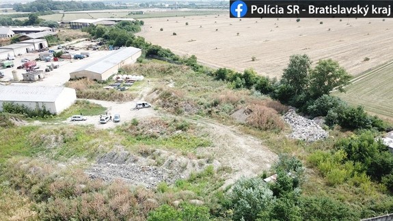 Dvoch mužov obvinili z toho, že vytvorili čiernu skládku priamo na pôde poľnohospodárskeho družstva
