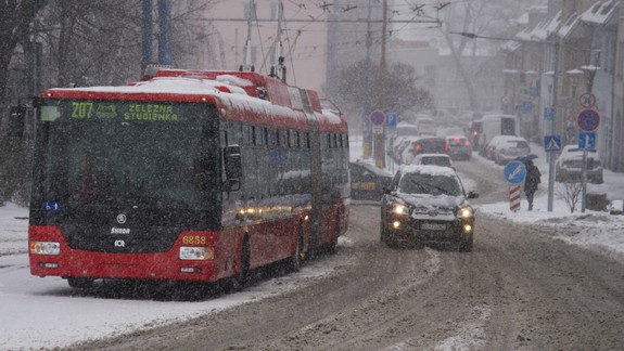 VIDEO: Netreba len nadávať na cestárov - pri snehovej kalamite oveľa viac zaberie úsmev a pochopenie