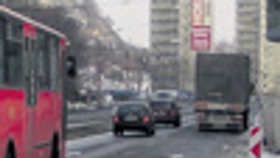 Jazdný pruh zaberajú stále bez povolenia