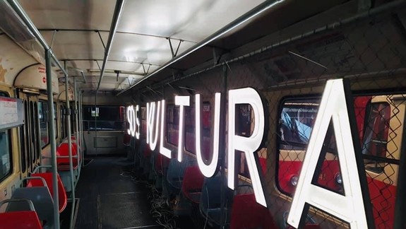 FOTO Pandemická verzia Bielej noci dnes rozosvieti električku na červeno: Aké posolstvo odovzdáva?