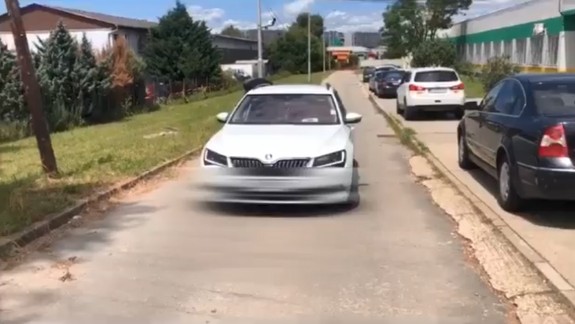 VIDEO Zvláštny vodič: Nemal STK ani emisnú, no zato mu nechýbali majáky