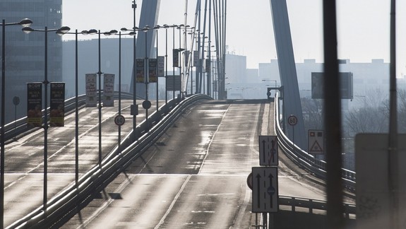 Most SNP uzavreli, odstraňujú ľad a sneh zo strechy reštaurácie