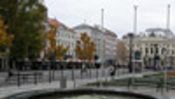 Úpravy priestoru pred hotelom Carlton finišujú