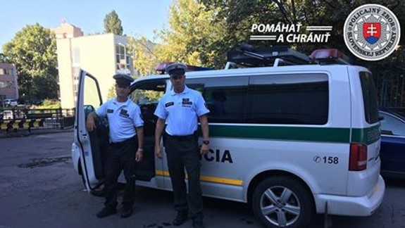 Ako vo filme: Policajtov oslovil muž, ktorému v aute rodila manželka