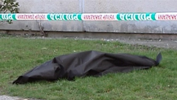 Pod oknami bytovky na Holíčskej našli mŕtvu ženu