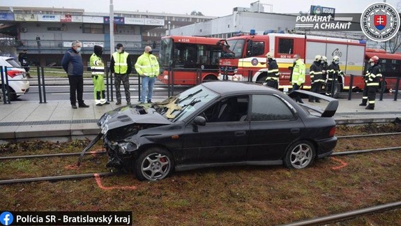 FOTO: V Karlovej Vsi skončilo auto v koľajisku - električky do Dúbravky nepremávali