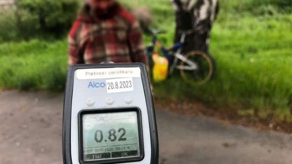 Policajti zastavili opitého cyklistu, nafúkal takmer dve promile