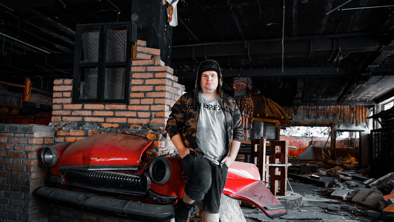 FOTO a VIDEO Skaza pokračuje, z opustenej zdevastovanej budovy Bajkal zmizlo už aj lietadlo