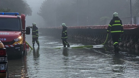 Devín zostáva odrezaný od zvyšku mesta, časť Devínskej cesty zaliala voda