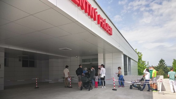 Chcete stihnúť termín vyšetrenia v detskej nemocnici? Príďte o hodinu skôr, inak vás zaradia na koniec