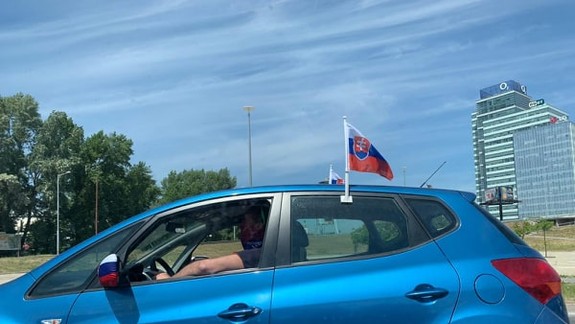 FOTO a VIDEO: Aj na Deň víťazstva po Bratislave premávali trúbiace autá ovešané zástavami...