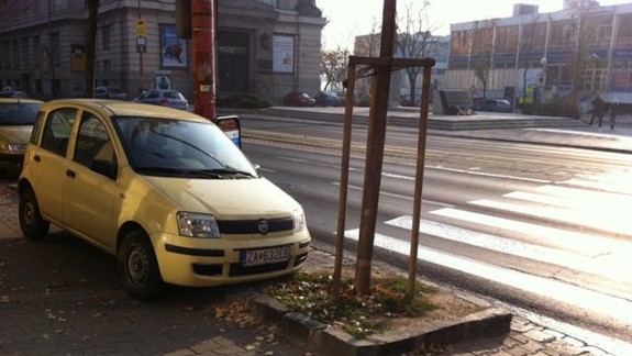 Na Vajanského nábreží na priechode prekáža chodcom strom a stojace autá