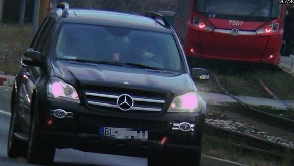 V Karlovke sa vodič Mercedesu pretekal s električkou a vyhral 540-eurovú pokutu od policajtov!