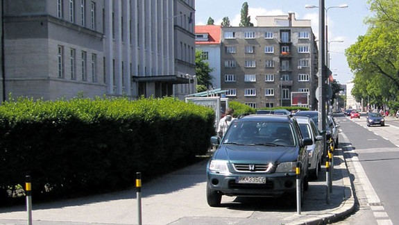 Na Záhradnícku dali stĺpiky, jeden však vytrhli a autá zostávajú na chodníku