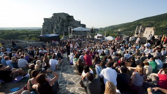 Hrad Devín v piatok ožije hudbou: Vystúpi legenda Richard Müller či kapela Billy Barman so Sľukom