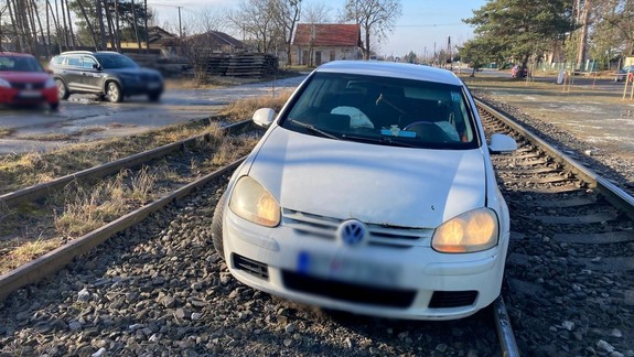 Železničnú trať v Lozorne zablokovalo osobné auto, vodič zmizol