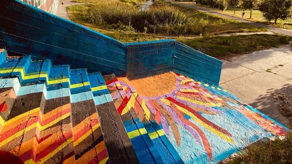 Schody ku Chorvátskemu ramenu v Petržalke rozkvitli