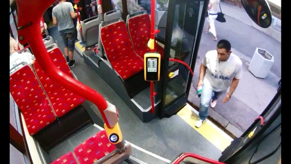 FOTO: Polícia hľadá tohto muža - mohol by objasniť okradnutie 68-ročnej ženy o retiazku