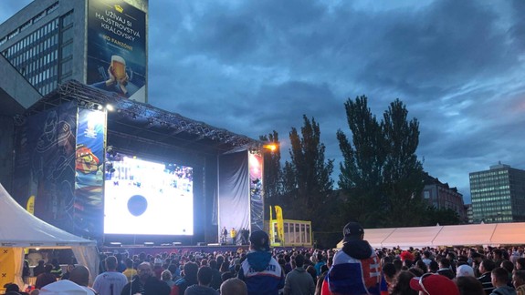 FOTO a VIDEO: Ako to funguje vo fanzóne pred Istropolisom? Čo vám zabavia a koľko dáte za hot dog?