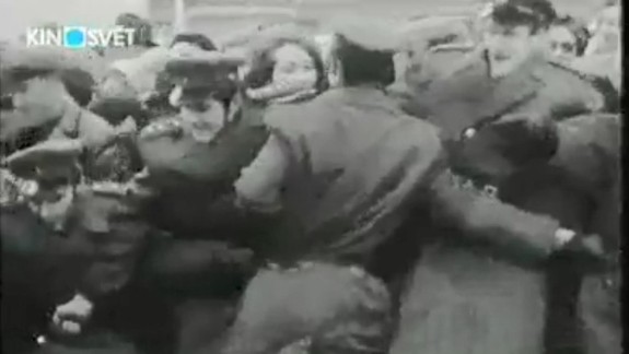 ÚŽASNÉ VIDEO Black Friday socializmu: Ľudia prerazili kordón policajtov a prvýkrát uvideli eskalátory