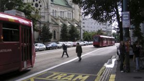 Po Radlinského nepremávajú električky - boli tam poškodené koľajnice!