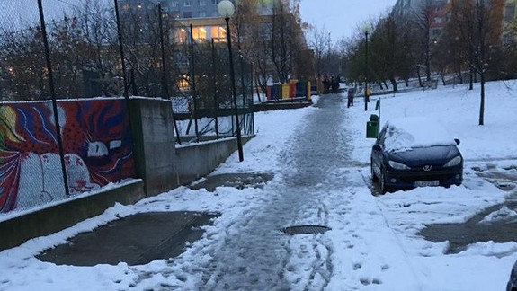 Dávajte si dnes pozor - viaceré chodníky sú zamrznuté! Aj poslankyňa NR SR si rozbila kolená...
