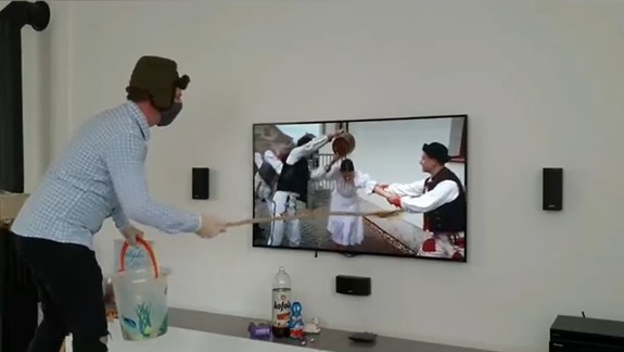 VIDEO: Humorista Jano názorne predviedol, ako by mohla vyzerať virtuálna šibačka a polievačka