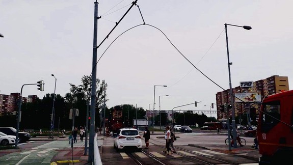 FOTO a VIDEO: Kuriózna nehoda: Bager poškodil vedenie a úplne ochromil električkovú dopravu do Petržalky